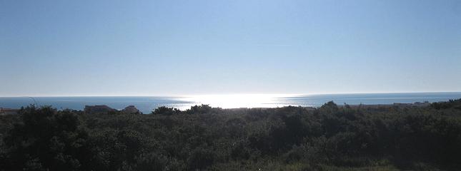 Blick aus dem Naturschutzgebiet La Clape auf das Meer