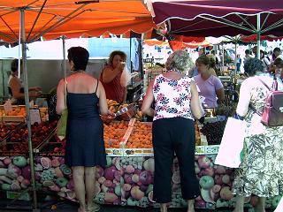 Frisches Obst-und Gemüse auf dem Markt in Saint-Pierre