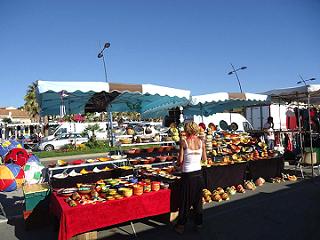Der bunte tägliche Markt in Saint-Pierre